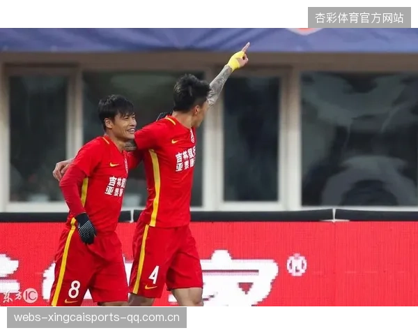 中超争议判罚！于睿踩人染红，乃比江裆部被踩，或遭追加处罚？